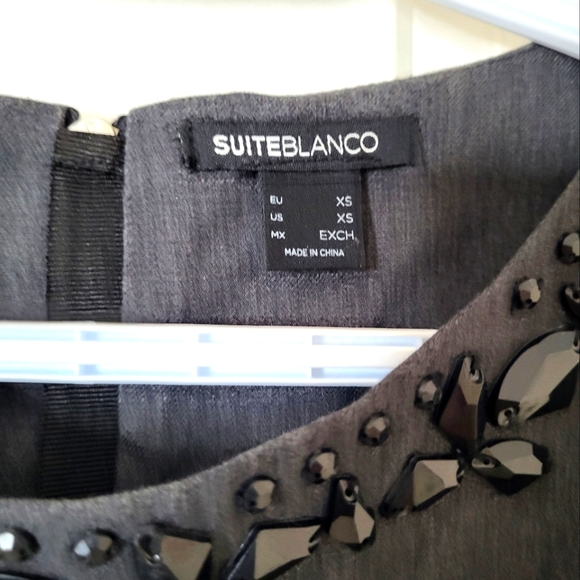 SLEEVLESS DRESS WITH BLACK GEMS AROUND THE ROUND COLLAR - Picture 6 of 6